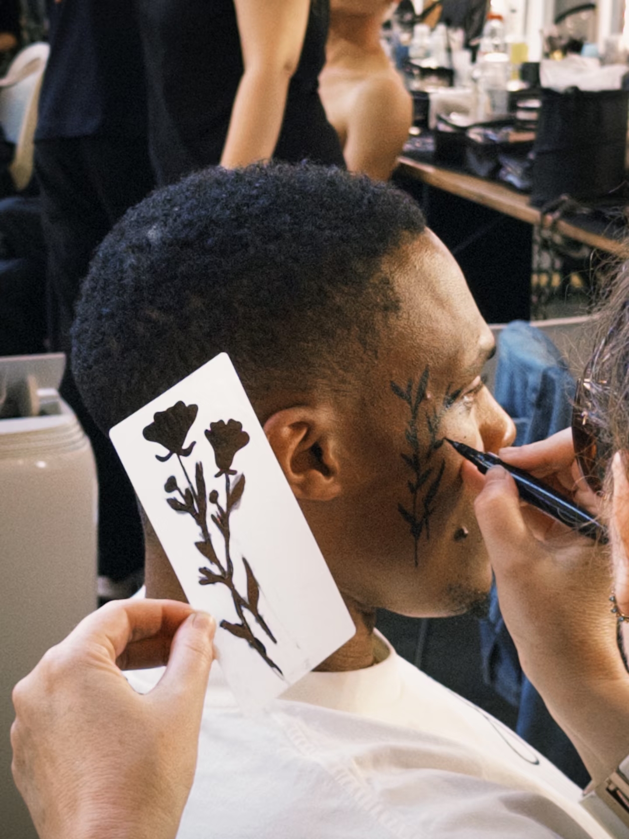 文体两开花❣️威少分享LV巴黎时装秀片段 脸上画花T台走秀露腹肌