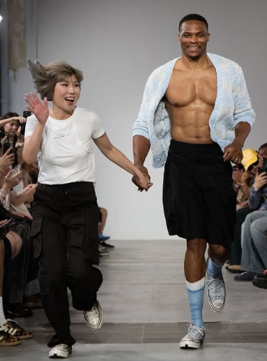 文体两开花❣️威少分享LV巴黎时装秀片段 脸上画花T台走秀露腹肌