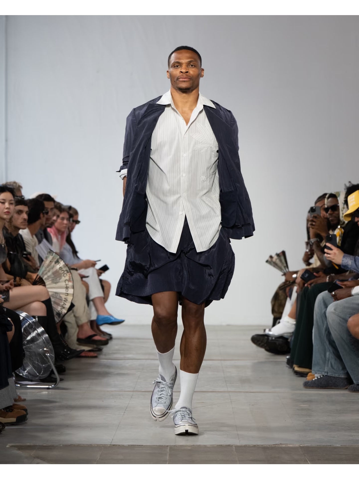 文体两开花❣️威少分享LV巴黎时装秀片段 脸上画花T台走秀露腹肌