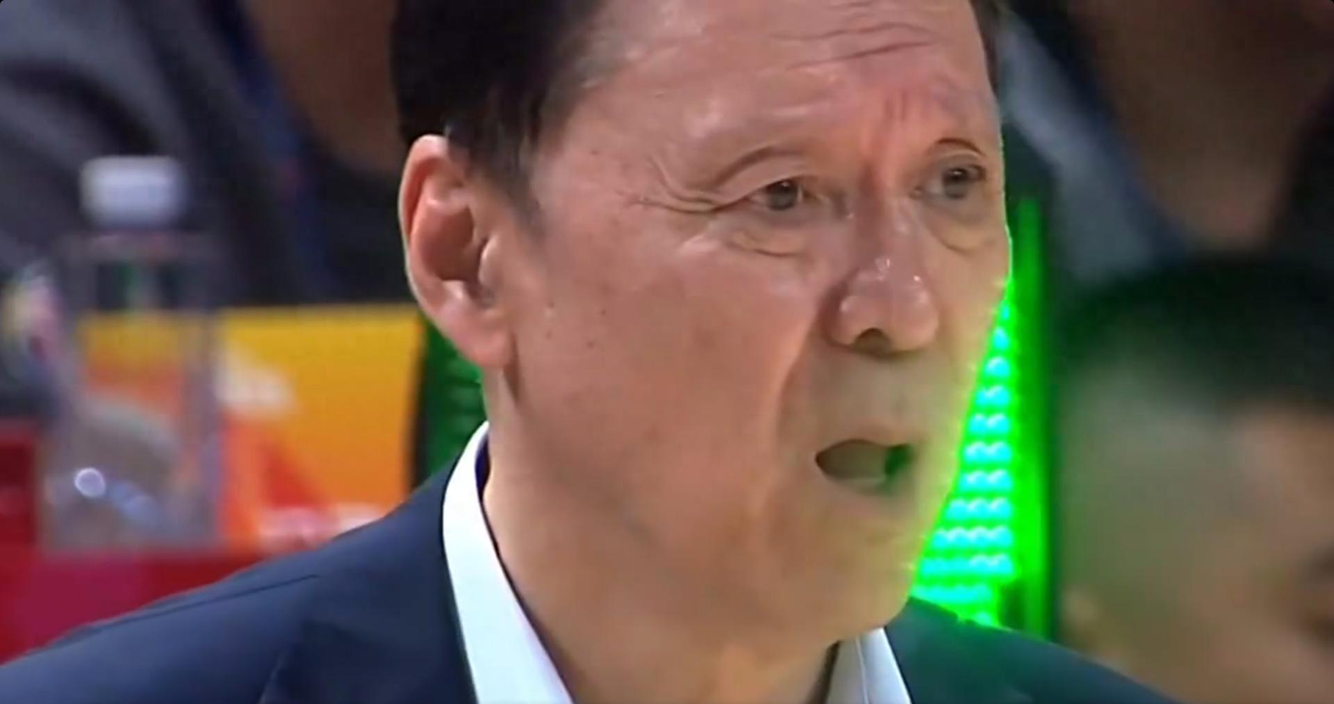 现役国手，把赖俊豪推向广告牌，扭伤颈部，球迷：人品球技都不行